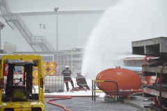 Une fois contenu, le départ de feu est étouffé sous un "tapis" de mousse extinctrice.