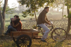 Marc et Nathanaël sont partis avec une petite caméra à la rencontre d'hommes et de femmes de l’Inde au Guatemala en passant par San Francisco et l’Ardèche. C'est leur quête qu'ils partagent dans le documentaire.