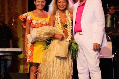 Moeata et gabilou entourent l'une des gagnantes du concours de danse du 26 septembre à Los Angeles.