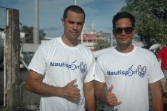 C'était tout bon pour Vaihoarii (à D) notre nouveau champion 2015. DAns l'eau son coéquipier en compétition par équipes, philippe piritua a assuré sa sécurité