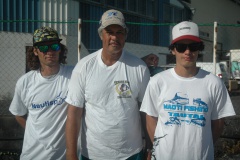 Tearii COWAN (à d) la nouvelle flêche montante a été coaché comme à l'accoutumée par son père tandis que son frère a assuré sa sécurité