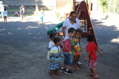 "Nous accueillons en priorité des issus de quartiers défavorisés. Mais, pour garantir une mixité sociale, nous prenons aussi des enfants venus d’autres quartiers", explique Jean-Louis, Teapehu, le directeur adjoint du centre de l’accueil collectif de mineurs (ACM).