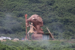 L’affaire a été conclue sans attendre. Un budget a été débloqué, 5 millions de Fcfp pour le tiki et son guerrier, et le travail a commencé. Il a duré six mois.