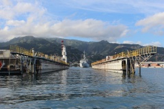 Le placement d'un navire sur un dock flottant s'effectue en plusieurs étapes. Après avoir été placé dans l'axe, il est poussé à l'intérieur,