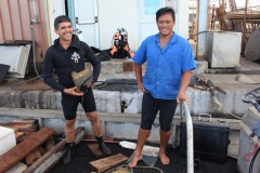 Non loin, des plongeurs se préparent pour une mise à l'eau. Ils sont cinq, trois d'entre eux assurent la sécurité des deux autres. Lesquels participent à la manœuvre du jour. C'est André Puairai et Daniel Teatiu.