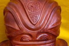 Tiki en miro (bois de rose d'Océanie, Thespesia populnea) portant sur le front la croix marquisienne