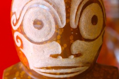 Tiki en phonolite à grenats partiellement poncé (Ua Pou)