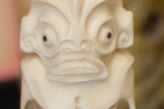 Tiki en os, tou et nacre (croix marquisienne sur le parement frontal)