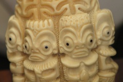Tiki en ivoire, sculptés dans la base d'une dent de cachalot

