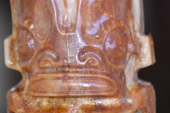 Tiki sculpté dans la base d'un rostre de marlin