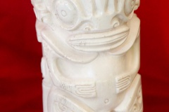 Tiki en os poli et légèrement brûlé