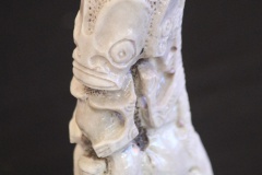 Tiki sculpté dans la base d'un bois de cerf de Nouvelle-Calédonie