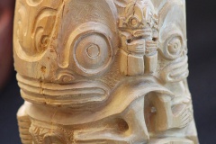 Ensemble de tiki sculptés dans un bloc de bois de santal parfumé