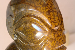 Tiki à chignon en phonolite à grenats ("pierre fleurie") de Ua Pou