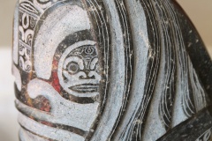 Tiki "chevelu" en lave à grain fin, partiellement poli (tiki dans chaque oeil)