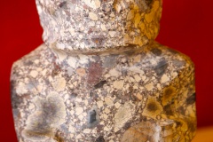 Tiki en lave pyroclastique (cendres, lapillis, fragments de bombes volcaniques...)