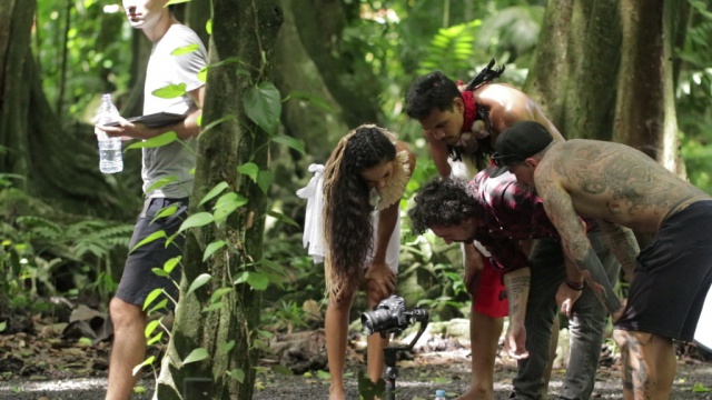En tournage au jardin botanique de Tahiti. Crédit : Nicolas Perou. En tournage au jardin botanique de Tahiti. Crédit : Nicolas Perou.