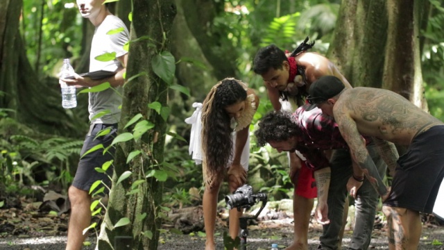 En tournage au jardin botanique de Tahiti. Crédit : Nicolas Perou. 