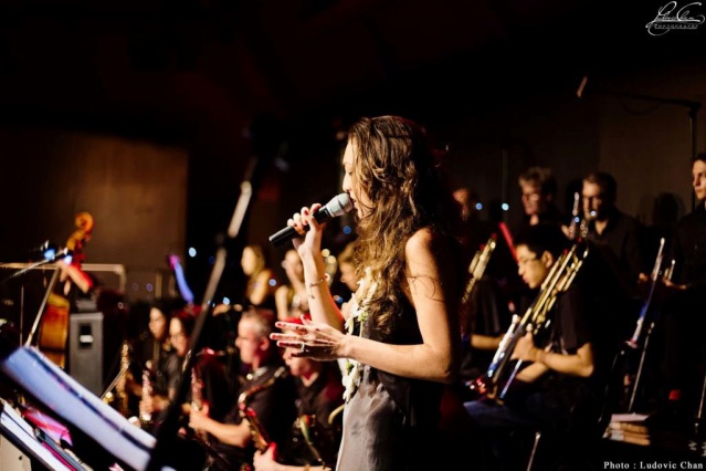 Reva Juventin au micro. Reva Juventin au micro.