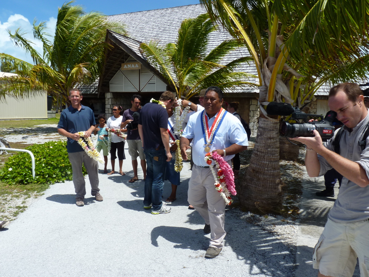 Acceuil à Anaa par le maire, la mairesse et l'équipe de production.JPG Acceuil à Anaa par le maire, la mairesse et l'équipe de production.JPG