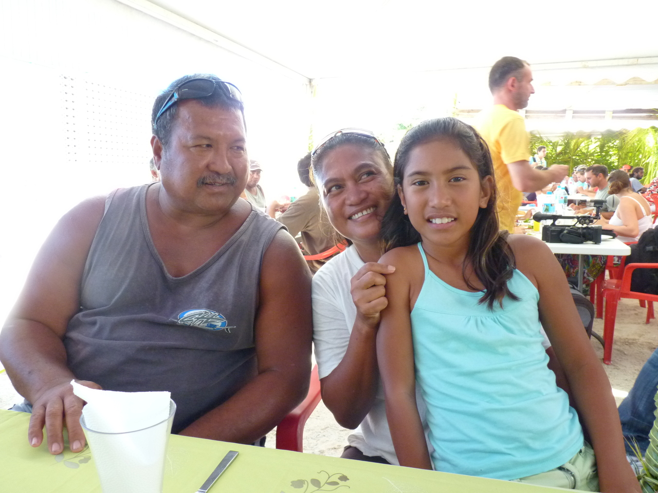 Manu, Anette et Océane, habitants de Anaa.JPG Manu, Anette et Océane, habitants de Anaa.JPG