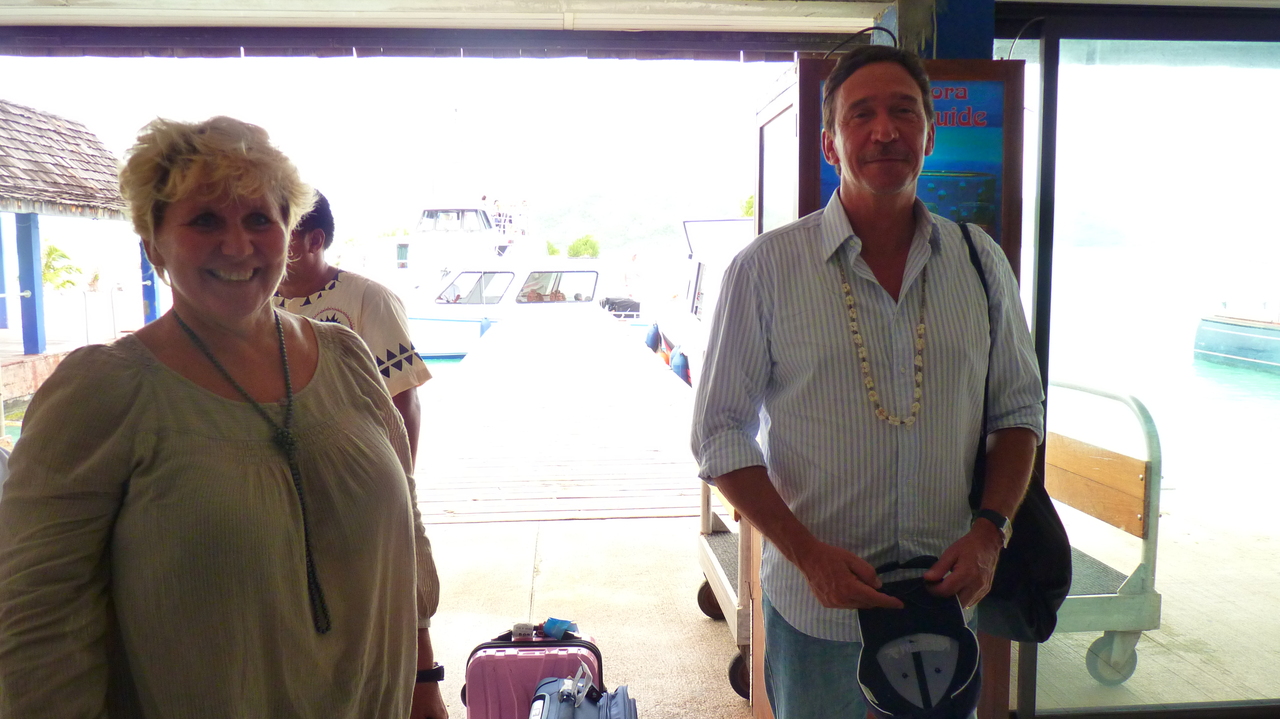 Marie Eve Tefataau accueille Philippe Gomez à l'aéroport de Bora Bora.JPG Marie Eve Tefataau accueille Philippe Gomez à l'aéroport de Bora Bora.JPG