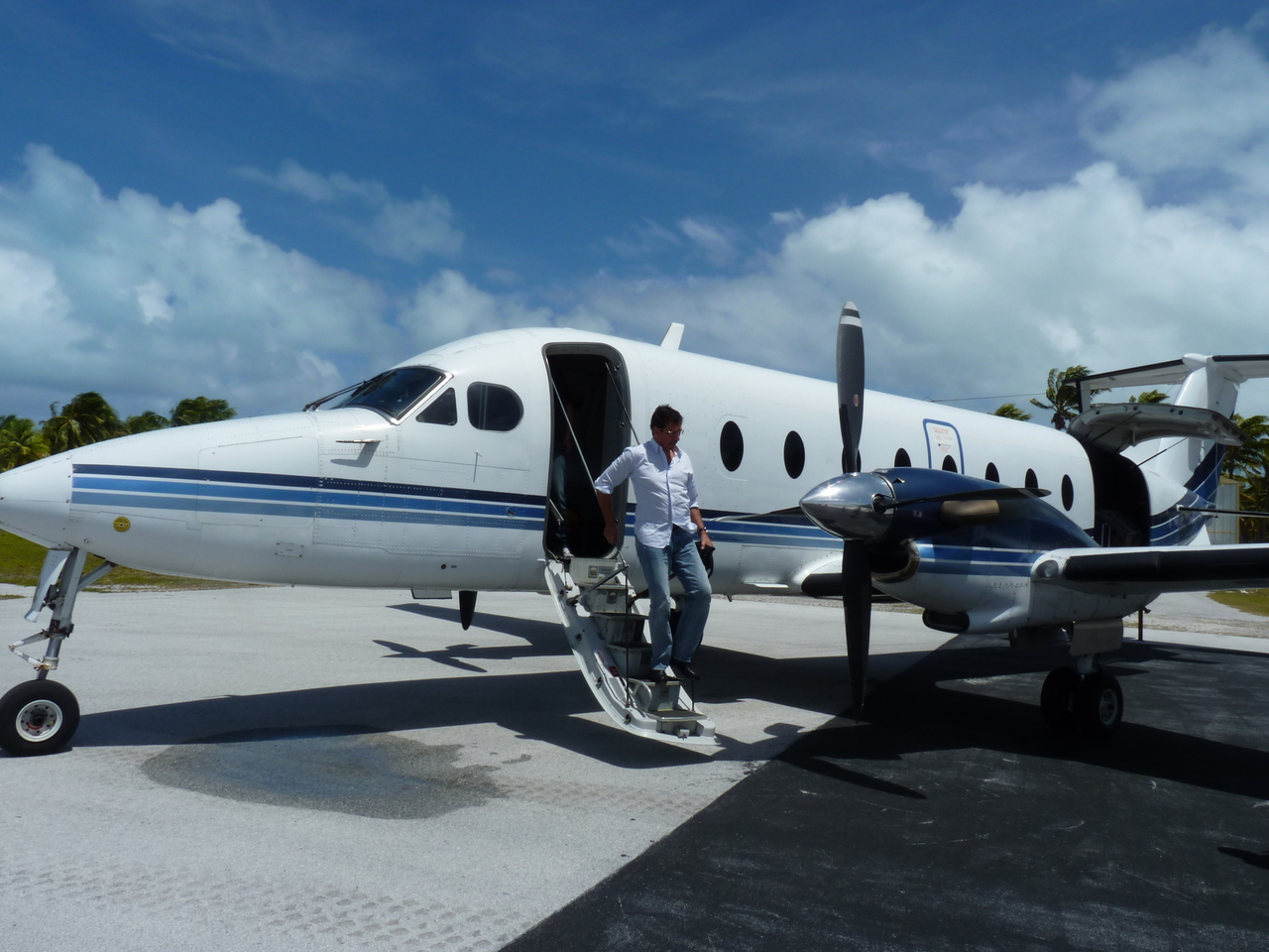 Philippe Gomez arrice à Anaa.JPG Philippe Gomez arrice à Anaa.JPG