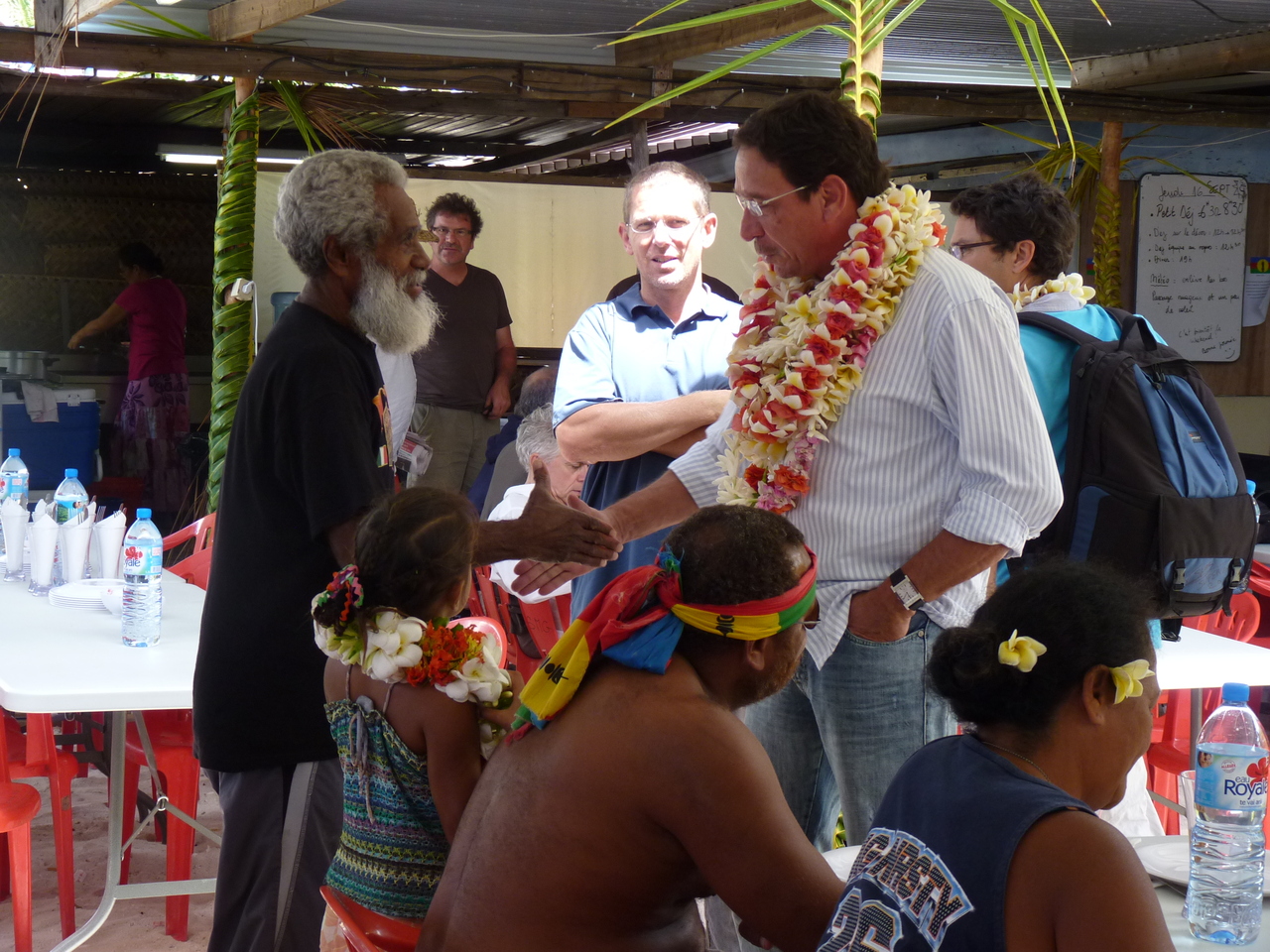 recontre avec les Kanakck, ici Heizik qui interprete de rôle de son propre père, serre la main à Philippe gomèz.JPG recontre avec les Kanakck, ici Heizik qui interprete de rôle de son propre père, serre la main à Philippe gomèz.JPG