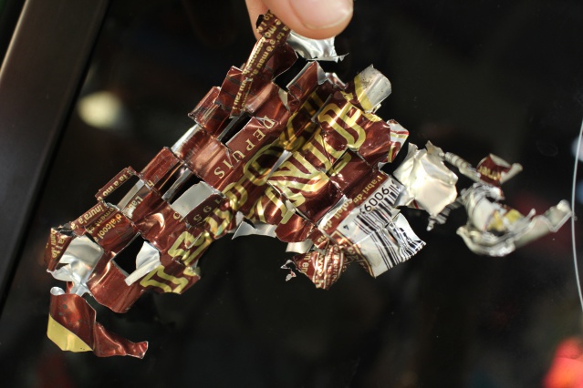 Les bouteilles et cannettes sont déchiquetées. Les bouteilles et cannettes sont déchiquetées.