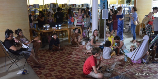 Dans l'espace détente, un vidéo mapping créé par Hereiti Vairaaroa permettait de découvrir l'histoire du vivo et du pū