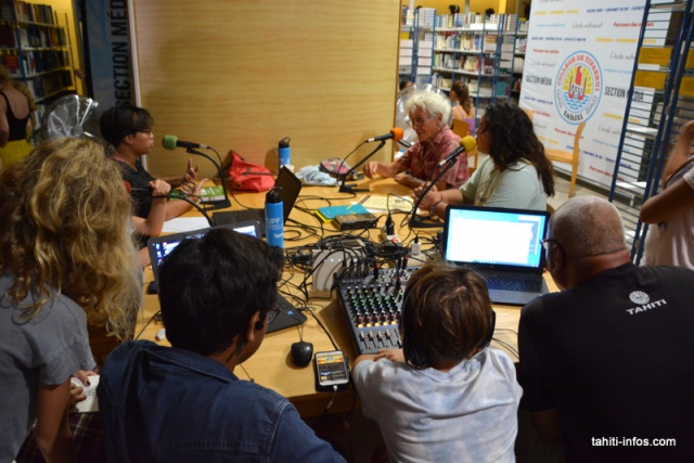 La section média du collège de Tipaerui a interviewé auteurs et éditeurs tout au long de la soirée pour leur radio netpacificradio.com