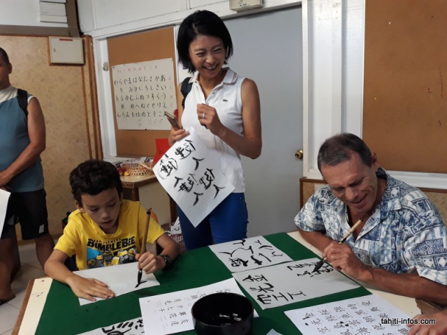L'atelier de calligraphie japonaise était conduit par Akari Okamune