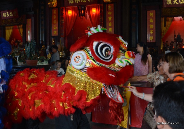 c-Toucher le Lion et lui donner des enveloppes de cadeau porte chance