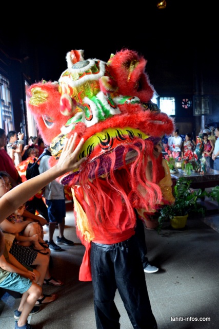 e-Caressez le Lion sur sa fourrure, mais ne touchez pas sa corne ou son miroir !