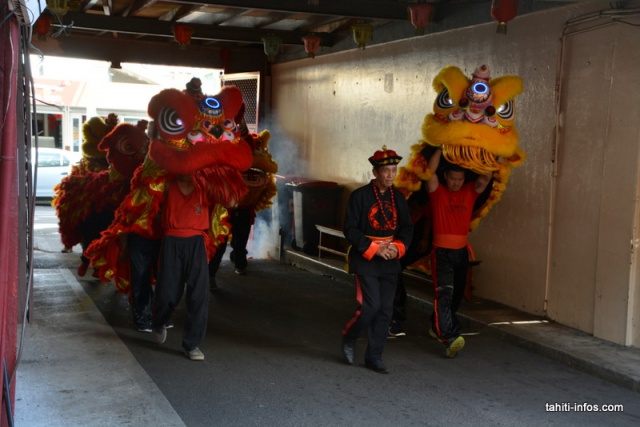 j-Les lions vont se promener en ville, à la chasse aux mauvais esprits dans les commerces qui les inviteront