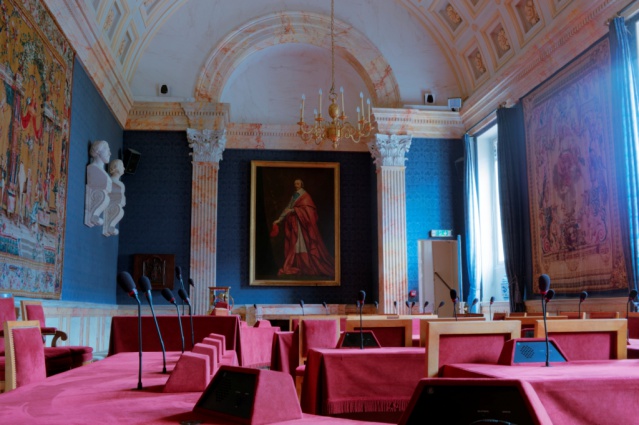 La salle des séances rouge.