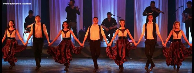 Il y aura 12-13 danseurs sur scène. Il y aura 12-13 danseurs sur scène.