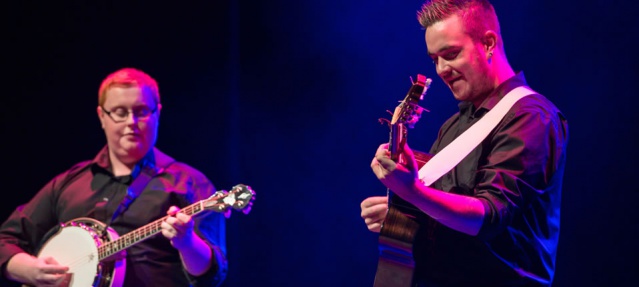 Cinq musiciens accompagneront les danseurs. Cinq musiciens accompagneront les danseurs.