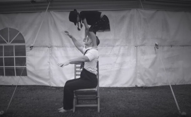 Nina et Sébastien réalisent ensemble un certain nombre d'acrobaties.