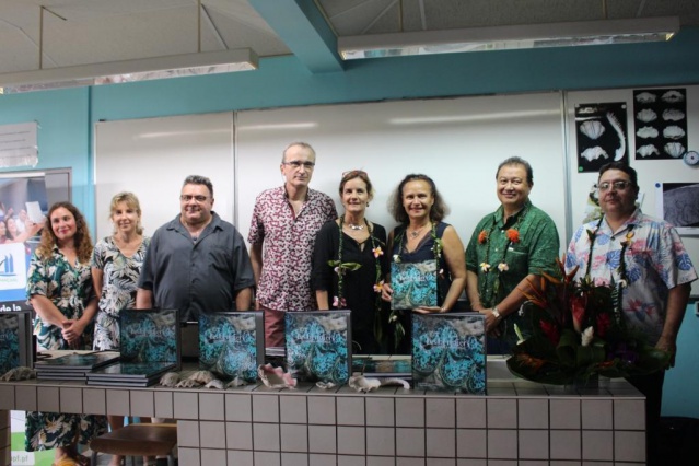 Le livre a été remis en présence de la ministre de l'Éducation.