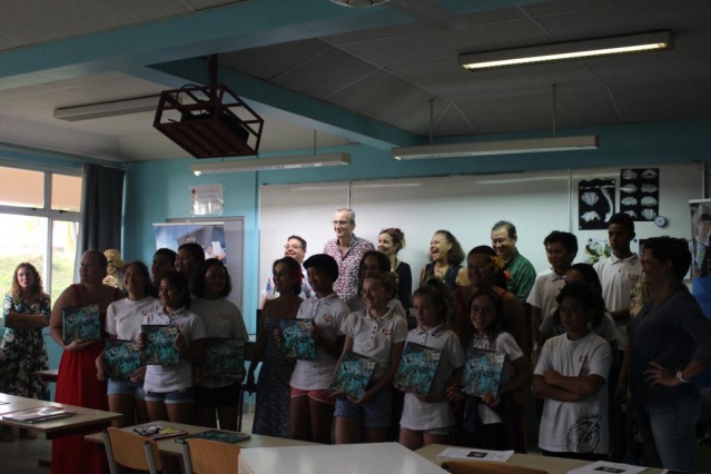 Le livre a été remis en présence de la ministre de l'Éducation.