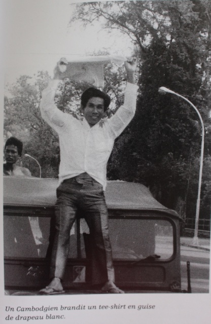 Un cambodgien brandit un tee shirt en guise de drapeau blanc.