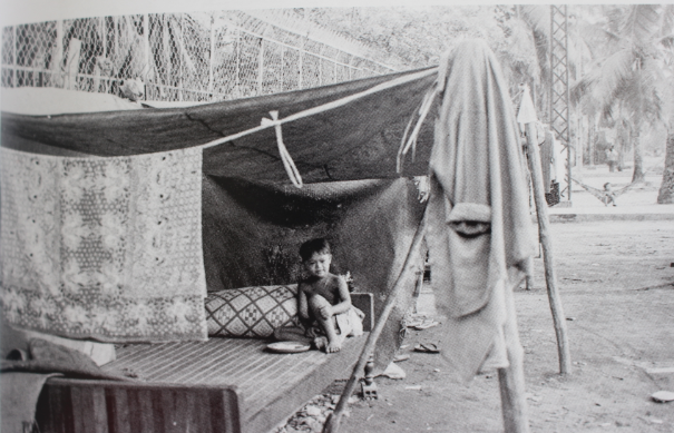 Un abri de fortune dans la rue.