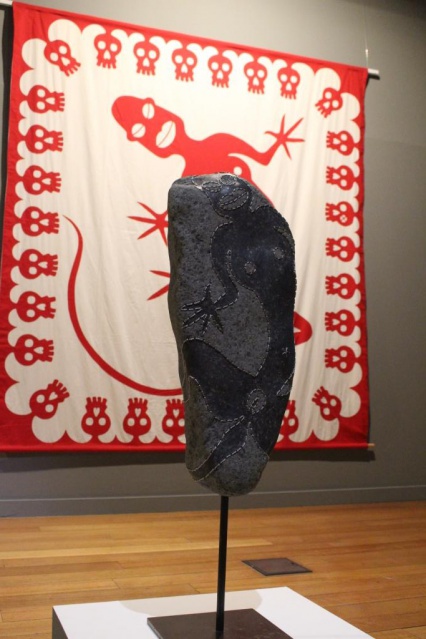 Fa'aiho ta'u tufa'a au Musée de Tahiti et des îles. Tifaiofai Mootuaraha 9 au premier plan et Tifaifai Mootuaraha au second plan, Jean-Paul Forest. Fa'aiho ta'u tufa'a au Musée de Tahiti et des îles. Tifaiofai Mootuaraha 9 au premier plan et Tifaifai Mootuaraha au second plan, Jean-Paul Forest.