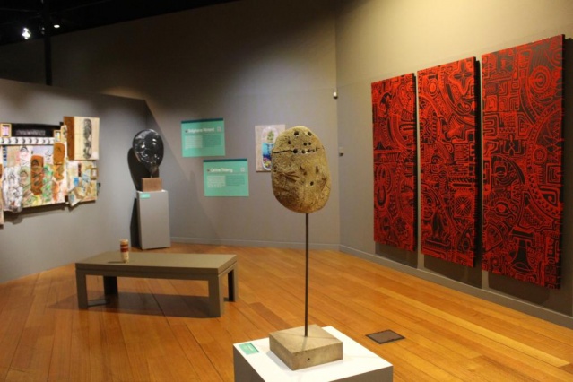 Fa'aiho ta'u tufa'a au Musée de Tahiti et des îles. Au premier plan Ofaitaata 1 de Jean-Paul Forest. Fa'aiho ta'u tufa'a au Musée de Tahiti et des îles. Au premier plan Ofaitaata 1 de Jean-Paul Forest.