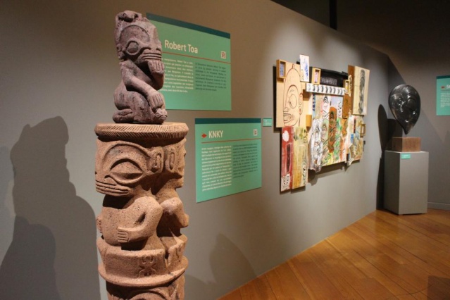 Fa'aiho ta'u tufa'a au Musée de Tahiti et des îles. Au premier plan des sculptures de Robert Toa. Fa'aiho ta'u tufa'a au Musée de Tahiti et des îles. Au premier plan des sculptures de Robert Toa.