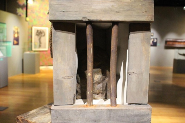Fa'aiho ta'u tufa'a au Musée de Tahiti et des îles. Détail du Retour des ancêtres de Gaya. Fa'aiho ta'u tufa'a au Musée de Tahiti et des îles. Détail du Retour des ancêtres de Gaya.