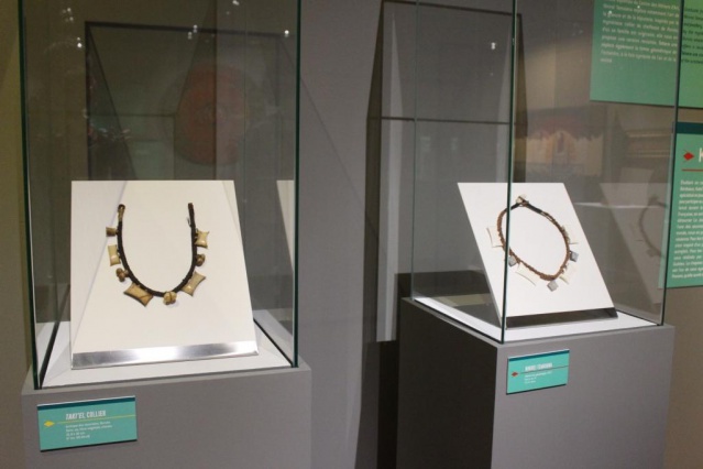 Fa'aiho ta'u tufa'a au Musée de Tahiti et des îles. Tahere ura de Ninirei Temaiana aux côtés d'une pièce de collection du musée. Fa'aiho ta'u tufa'a au Musée de Tahiti et des îles. Tahere ura de Ninirei Temaiana aux côtés d'une pièce de collection du musée.