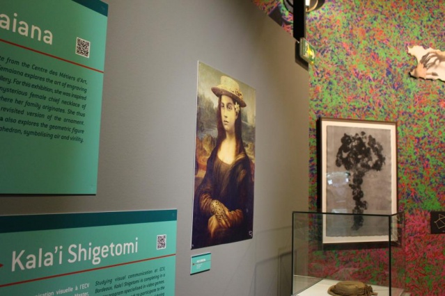Fa'aiho ta'u tufa'a au Musée de Tahiti et des îles. À gauche Moana Lisa de Kala'i Shigetomi et en fond l'installation d'Alexander Lee. Fa'aiho ta'u tufa'a au Musée de Tahiti et des îles. À gauche Moana Lisa de Kala'i Shigetomi et en fond l'installation d'Alexander Lee.