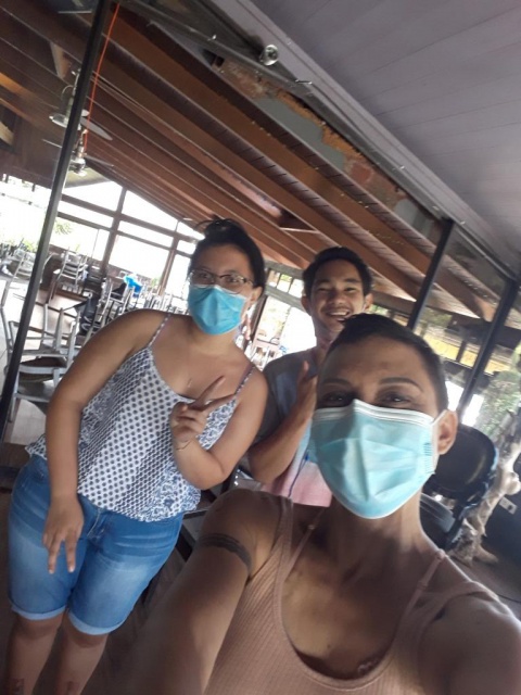 Montage de l'exposition Tatou au restaurant Ô Belvédère. Taina Calissi en premier plan avec Jason et Moea, stagiaires du Centre des métiers d'art.